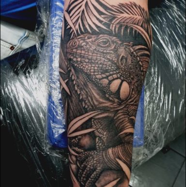 Leguan Realistic Tattoo black and grey