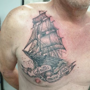Ein detailliertes Tattoo eines Segelschiffs. Black and grey